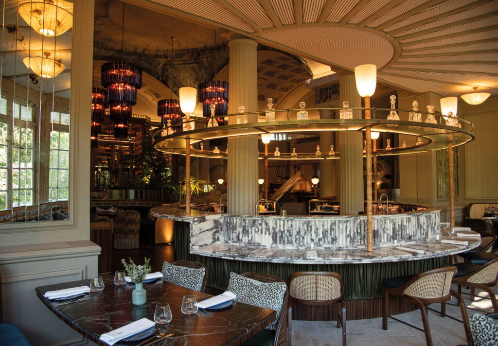 Amura by Angel Leon lüks restoran tasarımı dairesel mermer bar ve klasik sütunlar