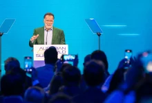 Austrian World Summit Viyana iklim zirvesinde kürsüde konuşma yapan Arnold Schwarzenegger