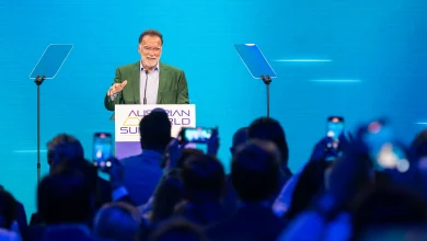 Austrian World Summit Viyana iklim zirvesinde kürsüde konuşma yapan Arnold Schwarzenegger