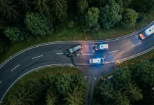 Avusturya'da virajlı bir orman yolunda meydana gelen trafik kazası yerinin drone ile havadan çekilmiş kuş bakışı temsili fotoğrafı.