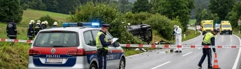 Avusturya'da bir eyalet yolunda meydana gelen ölümlü trafik kazası sonrası olay yeri incelemesi yapan Federal Polis ekipleri ve polis aracı temsili
