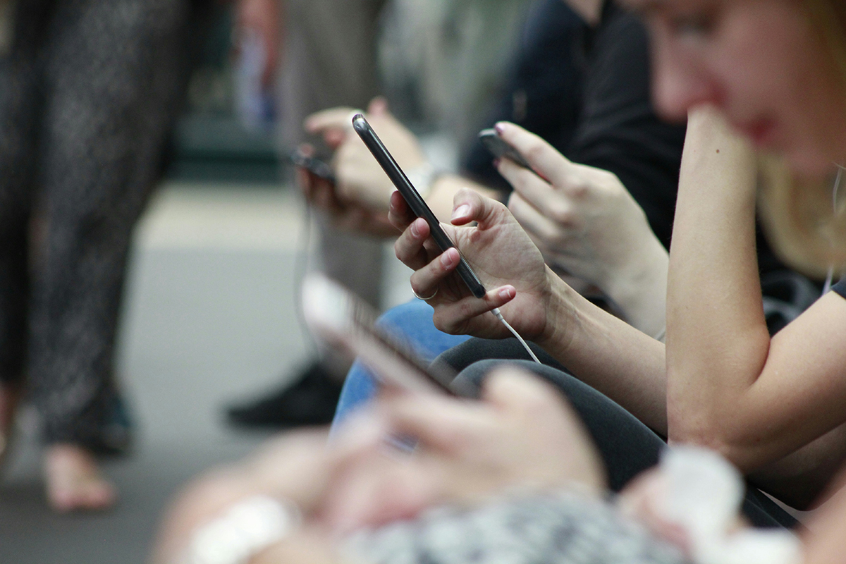 Akıllı telefon üzerinden sosyal medya hesaplarını kullanan insanlar ve dijital platform kullanıcıları.