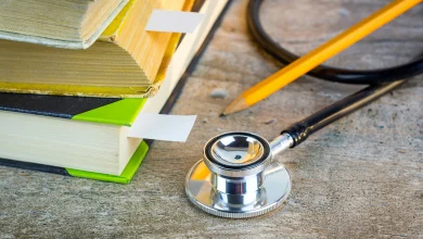 Avusturya'da tıp eğitimi reformu ve doktorların temel eğitim süresinin düşürülmesini simgeleyen stetoskop ve kitaplar.