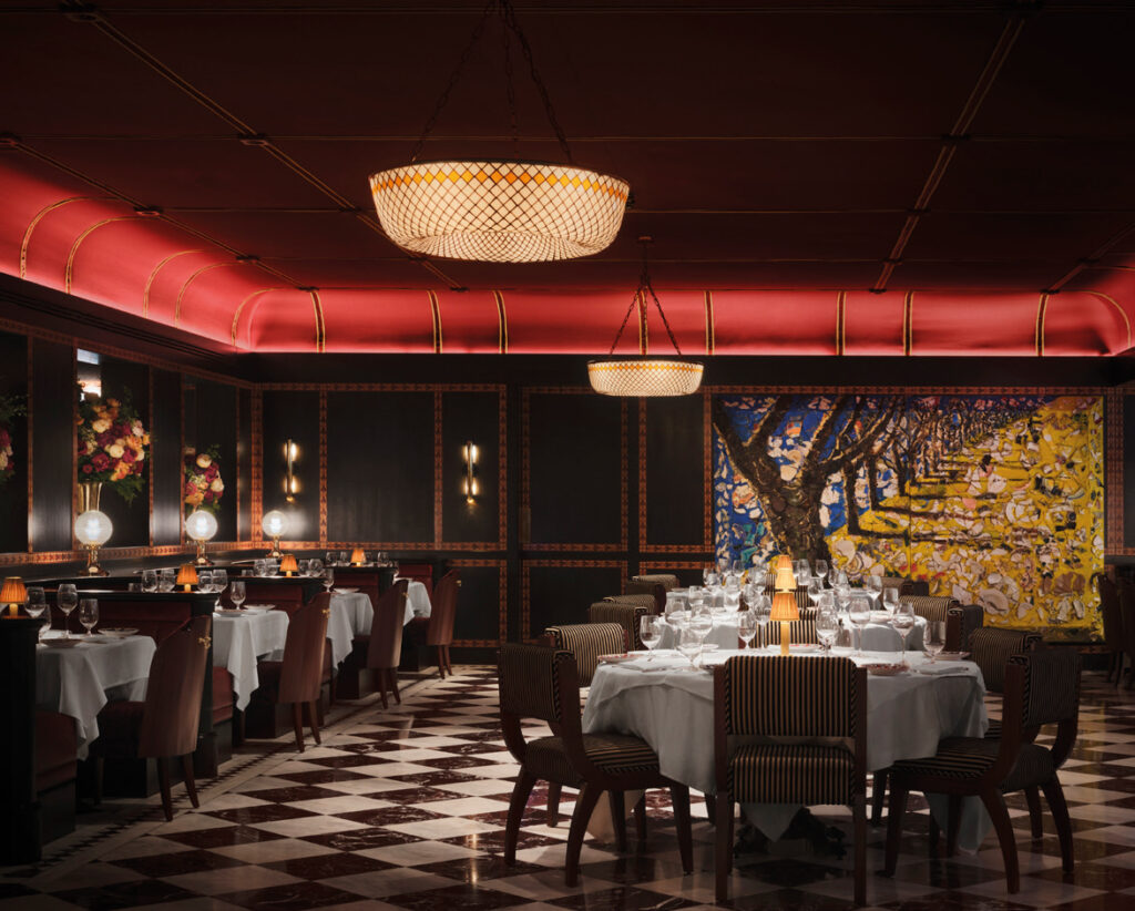 Carbone London lüks restoran iç mekan tasarımı kırmızı tonoz tavan ve şık masalar