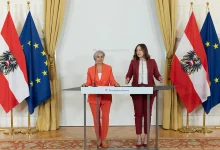 Bakan Claudia Bauer ve Adalet Bakanı Anna Sporrer Federal Başbakanlık basın toplantısı