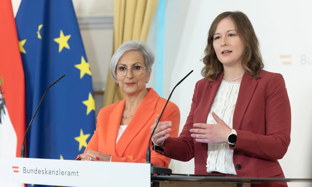 Bakan Claudia Bauer Federal Başbakanlık anayasal güvence açıklaması yakın çekim