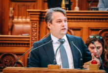 FPÖ Viyana Eyalet Başkanı Dominik Nepp kürsüde konuşma yapıyor
