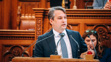 FPÖ Viyana Eyalet Başkanı Dominik Nepp kürsüde konuşma yapıyor