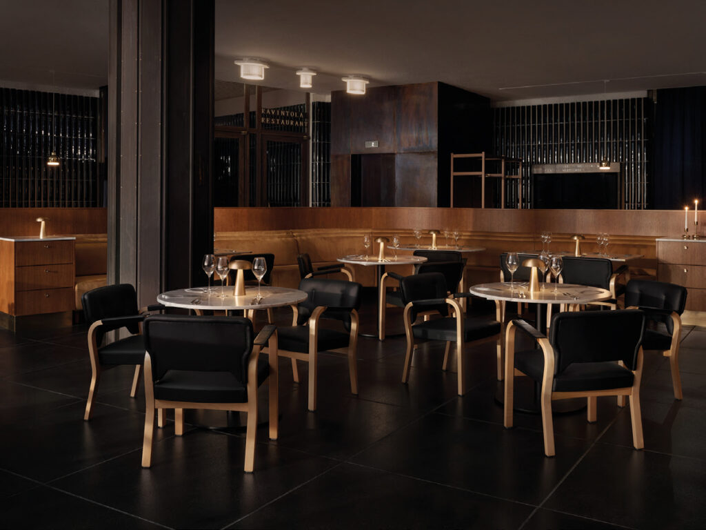Finlandia Bistro Helsinki lüks İskandinav restoran tasarımı ve pirinç detaylı modern bar