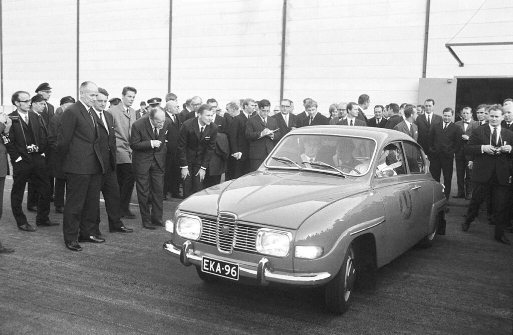 1969 yılında Finlandiya Uusikaupunki Saab Valmet fabrikasında banttan indirilen ilk Saab 96 modeli ve fabrika açılış töreni