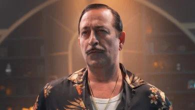 GORA 4 GORA setinde Cem Yılmaz, bıyıklı ve koyu renk saçlı yeni Arif Işık imajıyla.