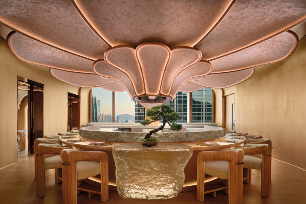 Hana no Kumo lüks restoran tasarımı çiçek şeklinde tavan aydınlatması ve merkezde bonsai ağacı