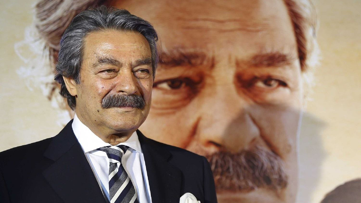Türk sinemasının efsane ismi Kadir İnanır'ın takım elbiseli saygın bir duruşunu gösteren arşiv fotoğrafı.