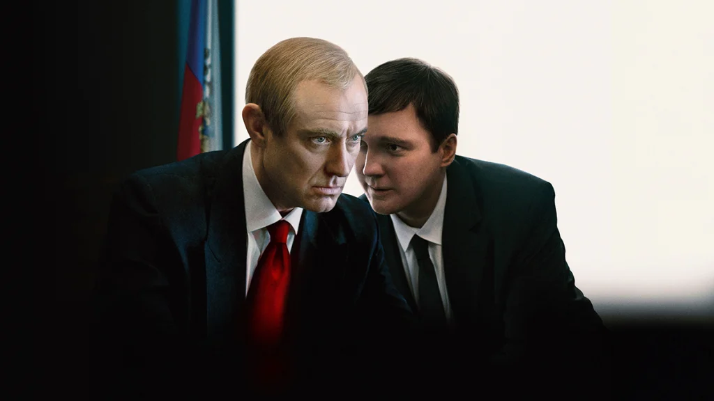 Kremlin'in Büyücüsü filminde Vadim Baranov karakteri Vladimir Putin'in kulağına fısıldıyor