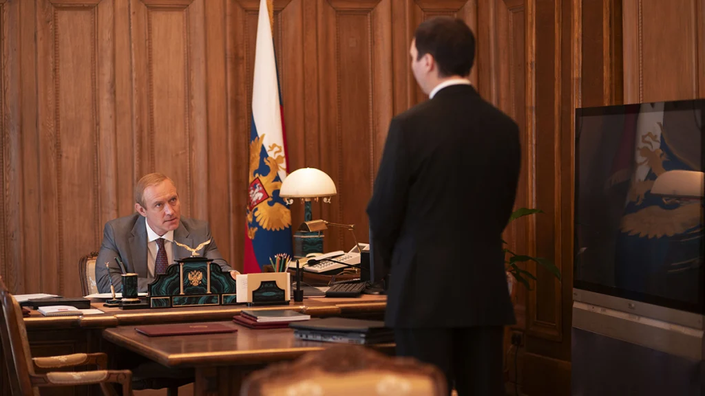 Kremlin'in Büyücüsü filminde Vladimir Putin makam odasında danışmanı Vadim Baranov ile görüşüyor