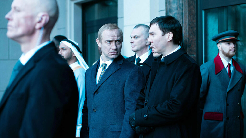 Kremlin'in Büyücüsü filminde Jude Law (Putin) ve Paul Dano (Baranov) bir resmî törende yan yana