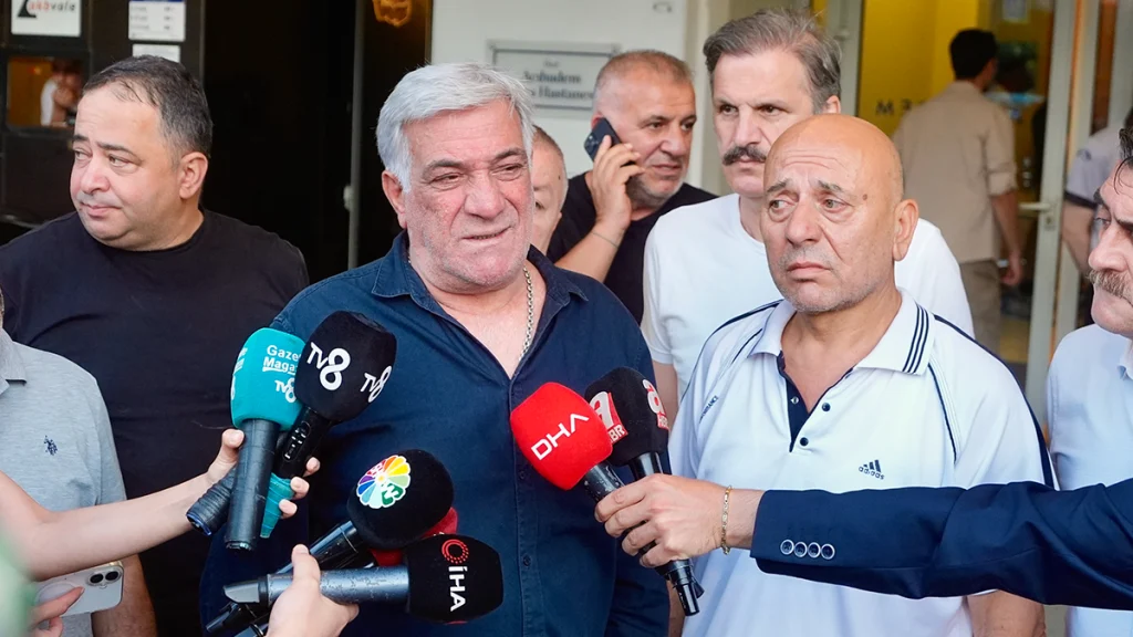 Kadir İnanır'ın vefatının ardından yeğeni Levent İnanır hastane önünde mikrofonlara açıklama yapıyor.