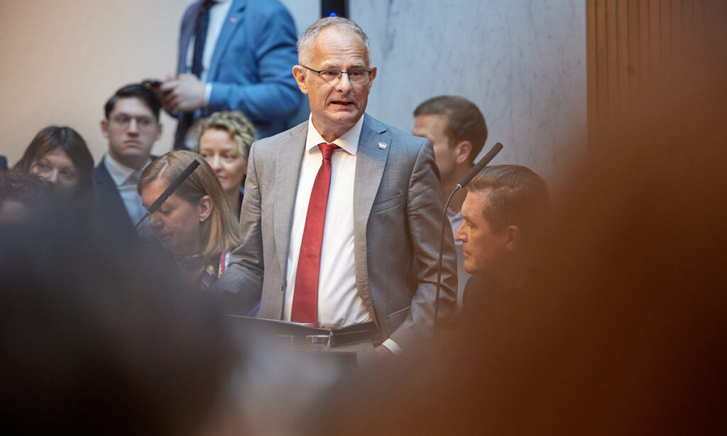 Avusturya Maliye Bakanı Markus Marterbauer, parlamentoda 2027-2028 bütçe tasarruf paketi hakkında konuşma yaparken.