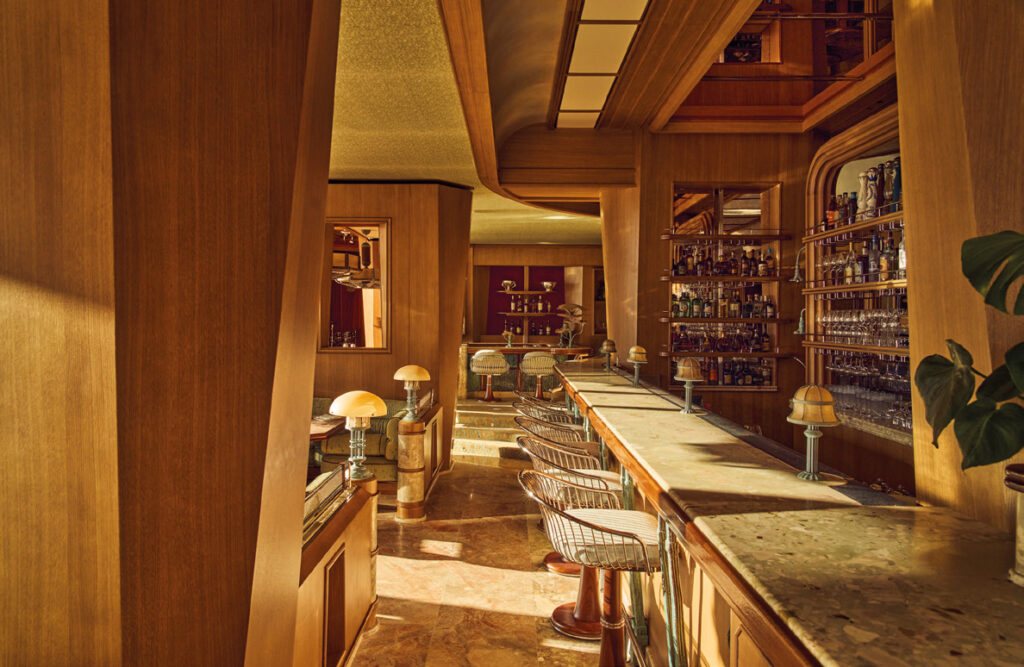 Marlow lüks restoran iç mekan tasarımı ahşap kaplama duvarlar ve retro bar dekorasyonu