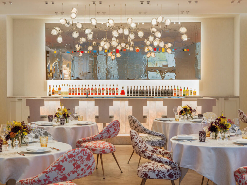 Monsieur Dior Beijing lüks restoran iç mekan tasarımı çiçek desenli sandalyeler ve modern bar