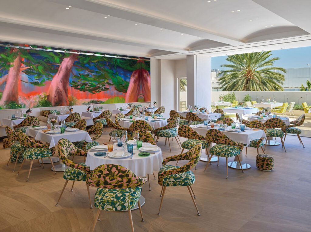 Monsieur Dior Beverly Hills lüks restoran iç mekan tasarımı renkli duvar resmi ve desenli sandalyeler