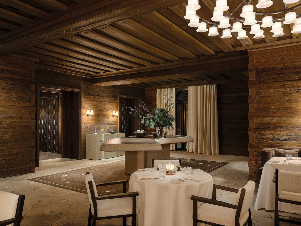 Monti Gstaad Isvicre luks restoran modern alpin ic mekan tasarimi ve ahsap tavan