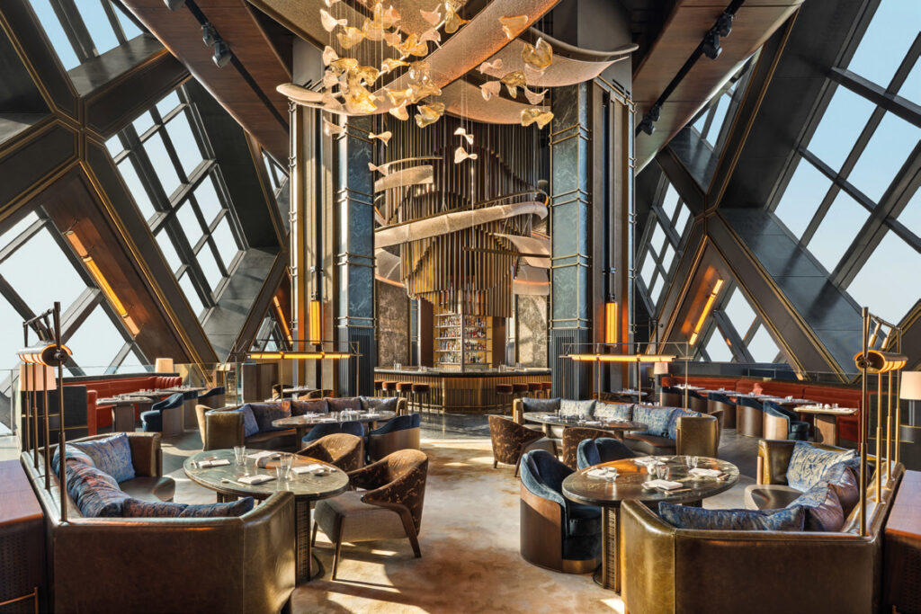 Nobu One Za'abeel Dubai lüks restoran iç mekan tasarımı ve geometrik aydınlatma sistemi