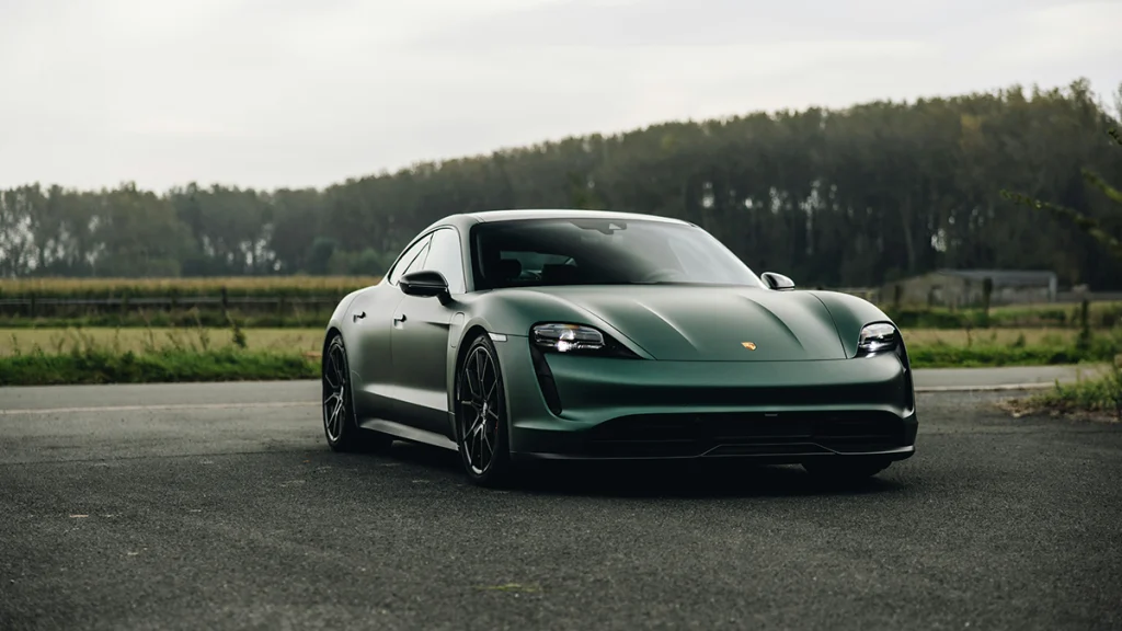 Tamamen Elektrikli Porsche Taycan Modeli Ön Görünüm