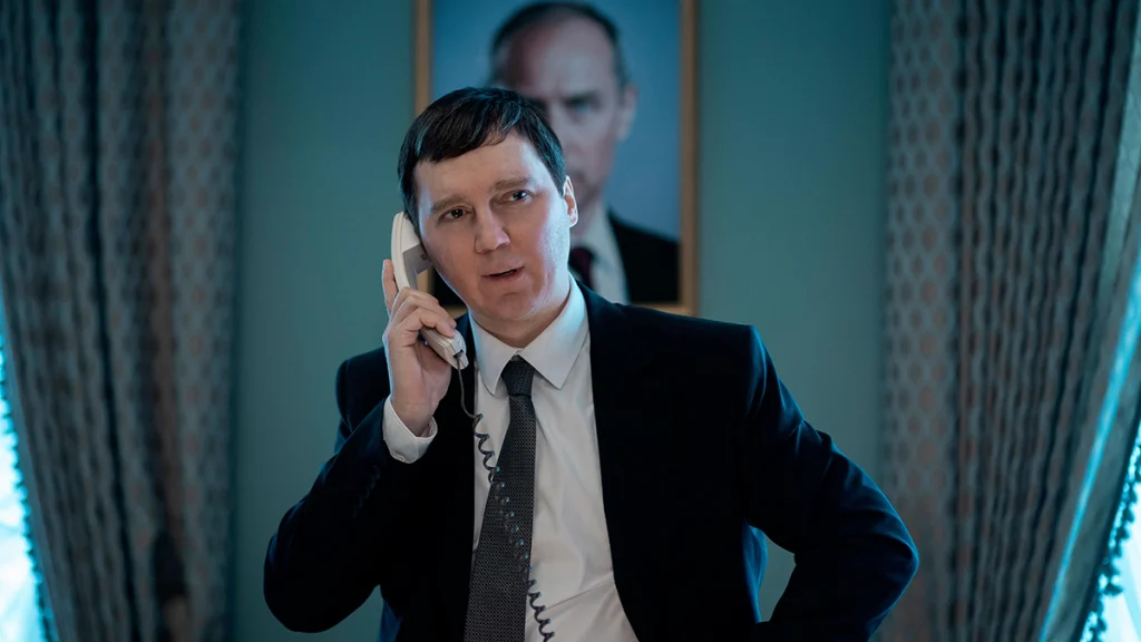 Kremlin'in Büyücüsü filminde Paul Dano telefonla konuşurken arkasında Vladimir Putin'in portresi asılı
