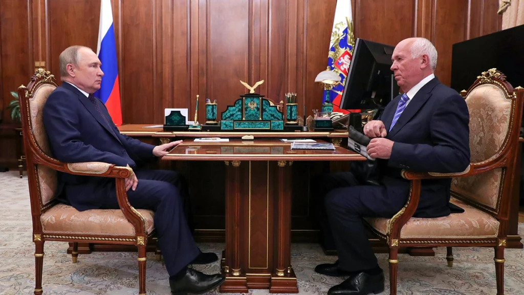 Rusya Devlet Başkanı Vladimir Putin ve Rostec Başkanı Sergey Çemezov Kremlin Sarayı toplantı masası