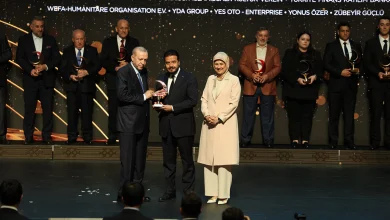 Cumhurbaşkanı Recep Tayyip Erdoğan, Kızılay Ödülleri töreninde WEFA Genel Başkanı H. Musab Aydın'a Uluslararası Bağışçı ödülünü takdim ederken.
