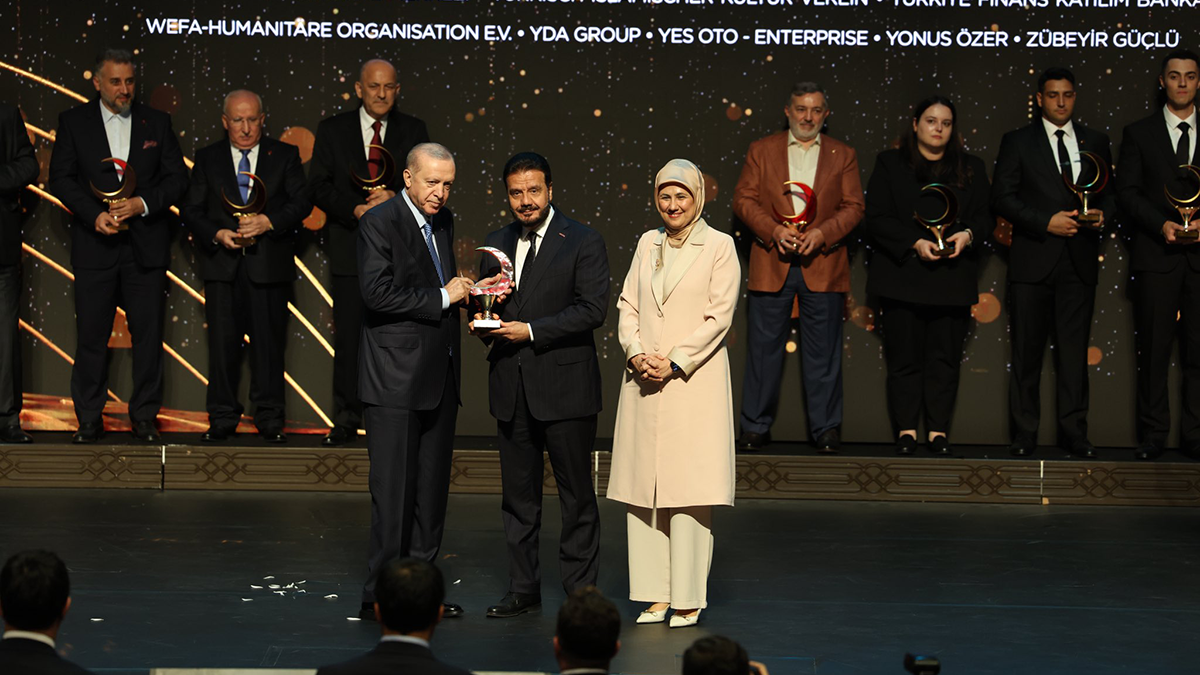 Cumhurbaşkanı Recep Tayyip Erdoğan, Kızılay Ödülleri töreninde WEFA Genel Başkanı H. Musab Aydın'a Uluslararası Bağışçı ödülünü takdim ederken.