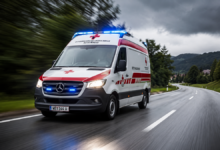 Yukarı Avusturya Freistadt'taki feci kaza ihbarı sonrası olay yerine hızla giden Avusturya Kızılhaç acil müdahale ambulansı.