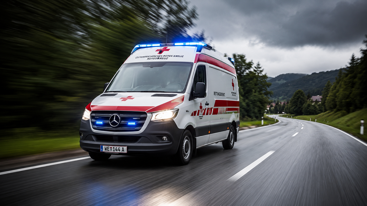 Yukarı Avusturya Freistadt'taki feci kaza ihbarı sonrası olay yerine hızla giden Avusturya Kızılhaç acil müdahale ambulansı.