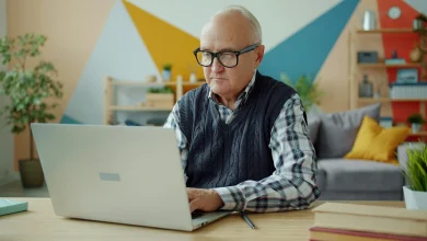 Avusturya'da dizüstü bilgisayar üzerinden ID Austria ile online Pensionskonto emeklilik hesabı sorgulaması yapan kıdemli bir çalışan.