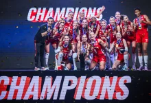 A Milli Kadın Voleybol Takımı oyuncuları ve teknik heyeti, 2026 FIVB Milletler Ligi şampiyonluk podyumunda altın madalyaları ve kupayla sevinç yaşıyor.