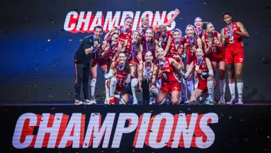 A Milli Kadın Voleybol Takımı oyuncuları ve teknik heyeti, 2026 FIVB Milletler Ligi şampiyonluk podyumunda altın madalyaları ve kupayla sevinç yaşıyor.