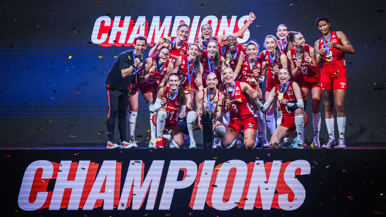A Milli Kadın Voleybol Takımı oyuncuları ve teknik heyeti, 2026 FIVB Milletler Ligi şampiyonluk podyumunda altın madalyaları ve kupayla sevinç yaşıyor.