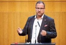 FPÖ Genel Sekreteri Christian Hafenecker Avusturya Parlamentosu kürsüsünde konuşma yapıyor.
