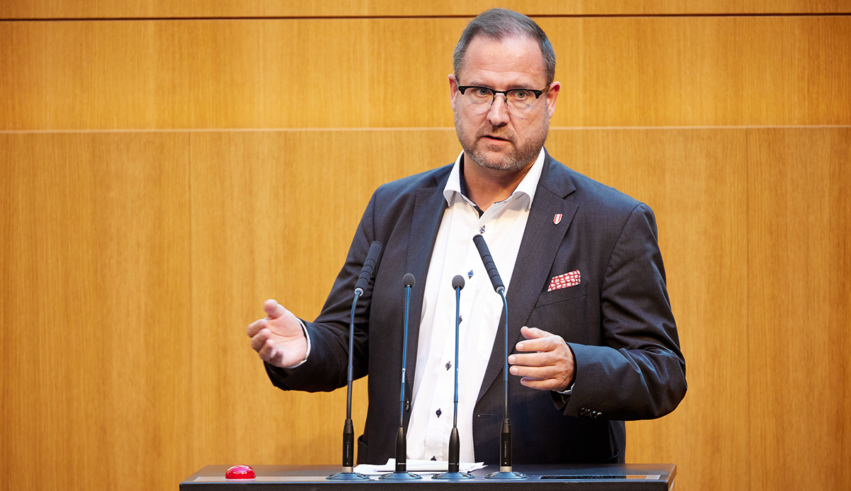 FPÖ Genel Sekreteri Christian Hafenecker Avusturya Parlamentosu kürsüsünde konuşma yapıyor.
