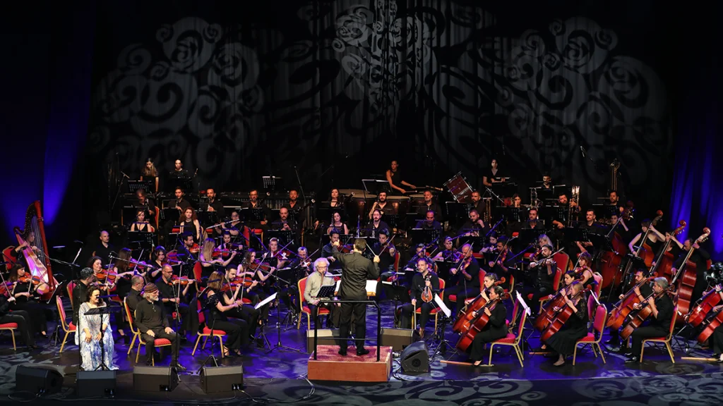 Fuat Saka'nın Göç Senfonisi İstanbul Harbiye Cemil Topuzlu Açık Hava Tiyatrosu'ndaki dünya prömiyeri konserinden büyük sahne ve orkestra arşiv fotoğrafı.