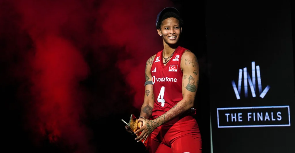 A Milli Kadın Voleybol Takımı oyuncusu Melissa Vargas, kırmızı milli takım formasıyla elinde 2026 VNL Finalleri En Değerli Oyuncu (MVP) plaketiyle gülümsüyor. | Fotoğraf: Anadolu Ajansı (AA)