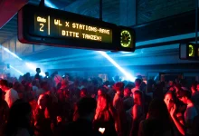 Wiener Linien U3 Volkstheater istasyonunda düzenlenen WL x Stations-Rave yeraltı partisi ve dans eden kalabalık