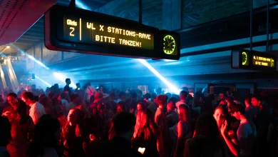 Wiener Linien U3 Volkstheater istasyonunda düzenlenen WL x Stations-Rave yeraltı partisi ve dans eden kalabalık
