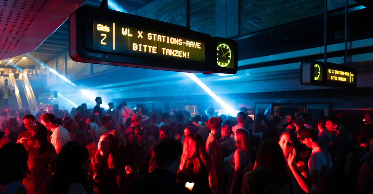 Wiener Linien U3 Volkstheater istasyonunda düzenlenen WL x Stations-Rave yeraltı partisi ve dans eden kalabalık