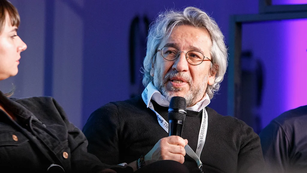 Berlin’de re:publica 19 etkinliğinde mikrofonla konuşan gazeteci Can Dündar