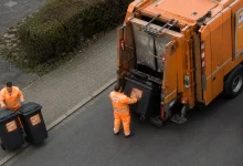 Viyana’da çöp toplama hizmeti sırasında belediye görevlileri ve çöp aracı