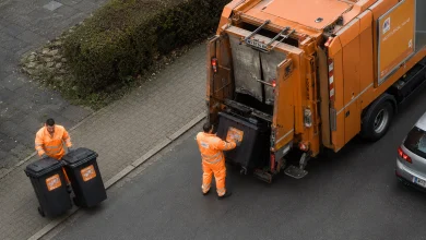 Viyana’da çöp toplama hizmeti sırasında belediye görevlileri ve çöp aracı